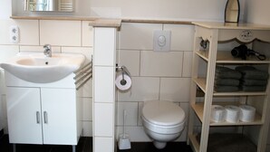 Appartement | Salle de bain | Douche, sèche-cheveux, serviettes fournies
