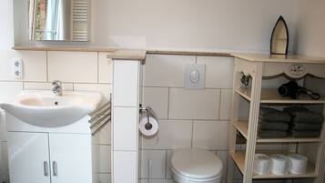 Apartment | Badezimmer | Dusche, Haartrockner, Handtücher