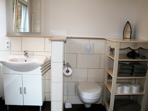 Apartment | Badezimmer | Dusche, Haartrockner, Handtücher