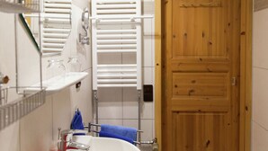 Apartment | Badezimmer | Dusche, Handtücher, Toilettenpapier