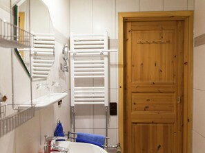 Apartment | Bathroom | Shower, towels, toilet paper