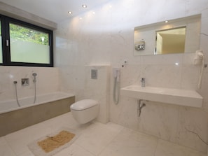 Bathtub, hair dryer, towels - Modern Apartment in Lipno Near the Shore and the Ski Lift (Lipno nad Vltavou)