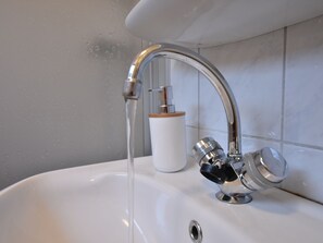 Bathroom - Atmospheric Bungalow in Exloo With Bicycles Available (Exloo)