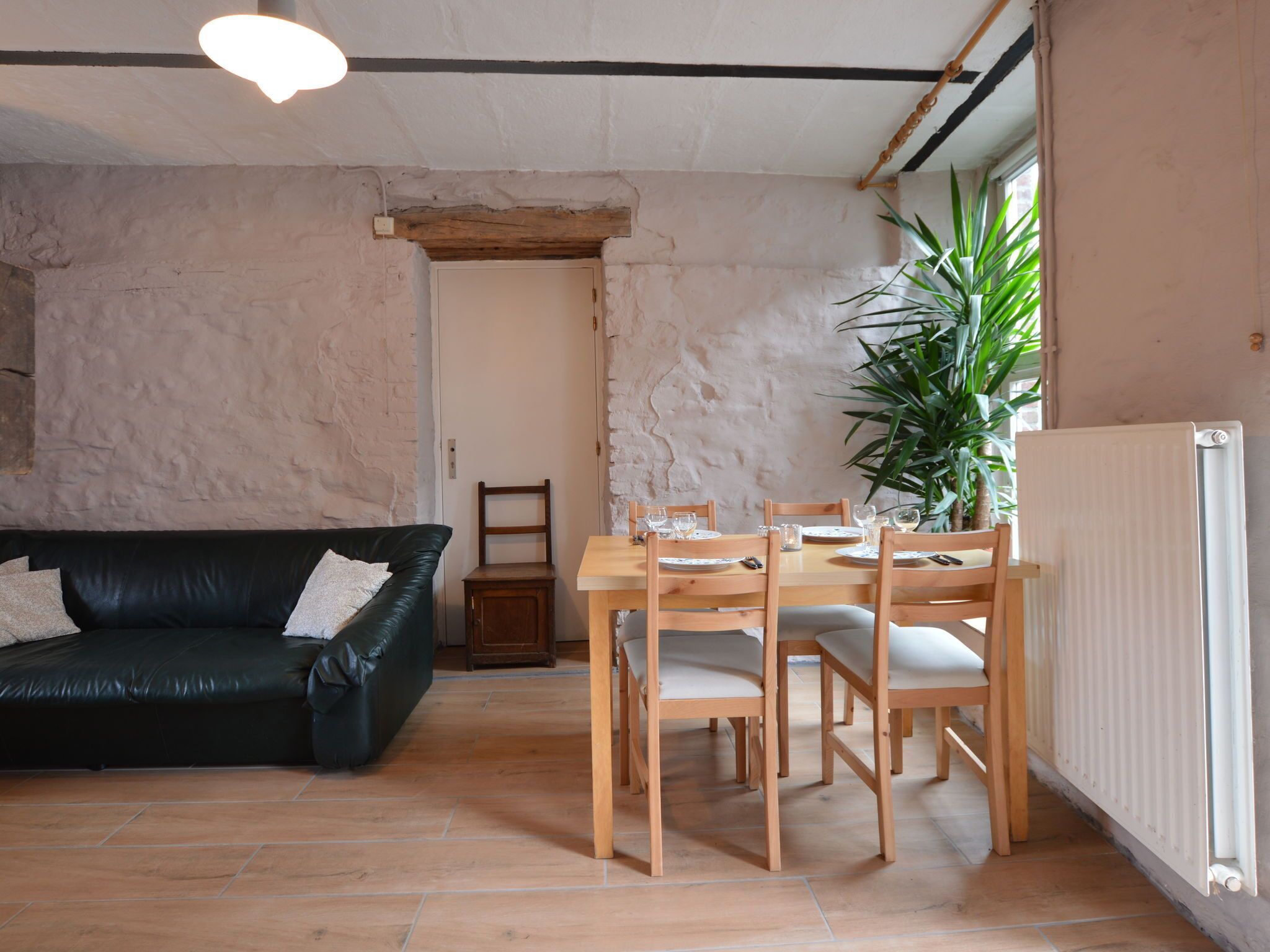 Cottage | Woonkamer | Een open haard en een dvd-speler