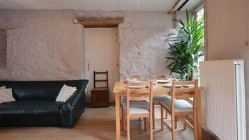 Cottage | Woonkamer | Een open haard en een dvd-speler
