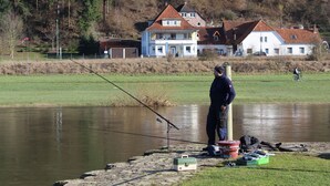 A lakeside fishing area with houses in the background. - Apartment in Bodenwerder mit Balkon (Bodenwerder)
