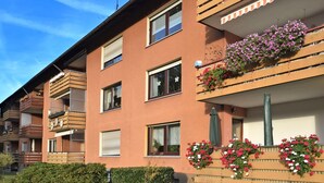 A multi-story residential building with balconies, large windows, and flower boxes. - Apartment in Bodenwerder mit Balkon (Bodenwerder)