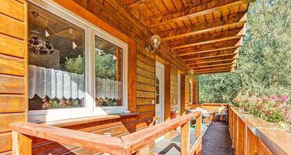 Cozy Apartment Near Trails