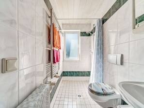 A modern bathroom with a toilet, sink, and shower. - Cozy Apartment Near Trails (Masserberg)