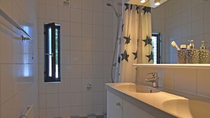 Bathroom - Delightful Holiday Home With Terrace, Garden, Barbecue (Willingen)