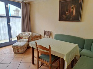 Apartment | Dining - Coastal Retreat in Le Pouldu (Clohars-Carnoët)