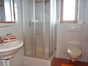 Buồng tắm vòi sen, khăn tắm 