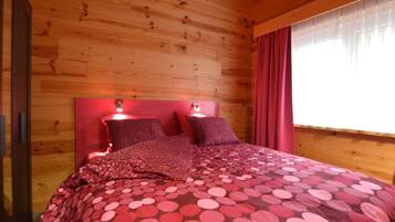Chalet | 2 bedrooms, individually furnished, bed sheets