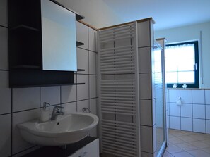 Shower dan handuk