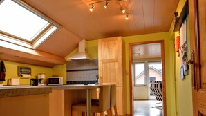 A modern kitchen with a central island, skylights, and a view to the dining area. - Peaceful Escape, Malmedy (Malmedy)