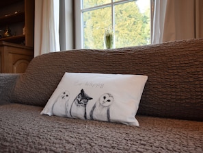 4 bedrooms, individually furnished, free WiFi, bed sheets