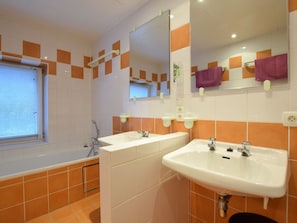House | Bathroom | Shower, towels