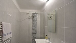Ferienhaus | Badezimmer | Dusche, Handtücher