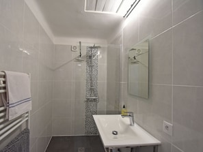 Rumah | Kamar mandi | Shower dan handuk