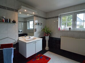 Bathroom - Roomy & Cozy House in Quiet Town near Butgenbach (Buetgenbach)