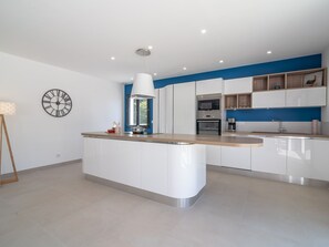 Villa | Private kitchen - Holiday Home Beaufort With Private Pool (Beaufort)