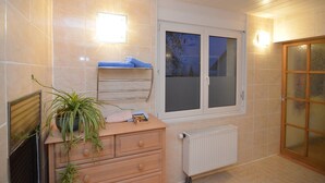 A bathroom with a towel rack, a radiator, a window with frosted glass, and a plant on a vanity. - Ferienhaus, Wernigerode (Wernigerode)