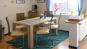 Dining - Snug Apartment in Lüdersfeld With Private Terrace and Garden (Luedersfeld)