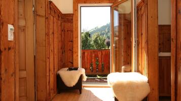 6 bedrooms, individually furnished, bed sheets