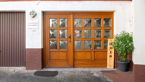 A wooden double door with multiple glass panes, a sign indicating '22', and a 'no smoking' sign. - Heritage Apartment in Battenberg near Skiing (Battenberg)