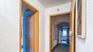 A hallway with wooden doors and a radiator. - Apartment in Tabarz Near Thuringian Forest (Waltershausen)