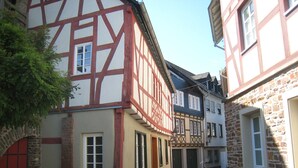 A narrow cobblestone street lined with traditional half-timbered buildings. - Ferienhaus Paula in Haserich im Hunsrueck (Haserich)