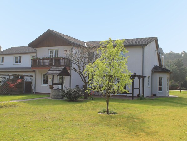 Exterior - Luxurious Apartment in Wischuer With Fenced Garden, Barbecue (Biendorf)