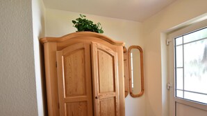 Cots/infant beds, individually furnished - Luxurious Apartment in Wischuer With Fenced Garden, Barbecue (Biendorf)