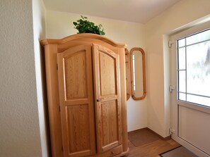 Cots/infant beds, individually furnished - Luxurious Apartment in Wischuer With Fenced Garden, Barbecue (Biendorf)
