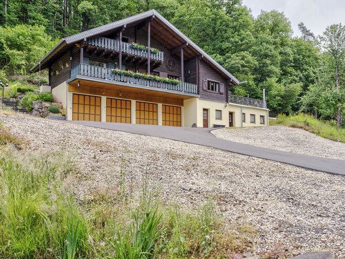 Cozy Chalet in Mürlenbach near Forest