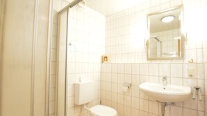 Apartment | Bathroom - Comfortable Apartment in Zell Near Moselle River (Zell (Mosel))