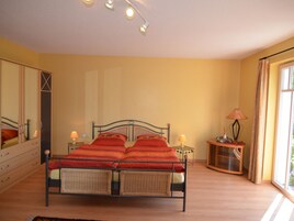 Apartment | 2 bedrooms, individually furnished, bed sheets