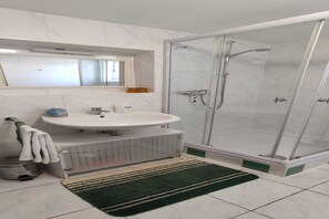 Apartment | Bathroom - Apartment in Wehlen by Moselle Vineyards (Bernkastel-Kues)