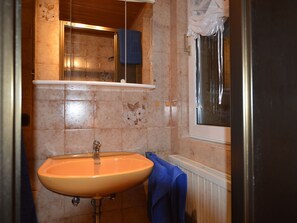 Apartment | Bathroom | Shower, towels