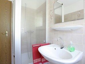 Shower, towels - 2 person Appartment Near Golf Course (Schmallenberg)