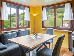 House | Dining - Quiet Home Near Vessertal (Schleusegrund)