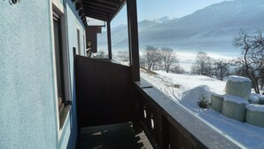 A balcony with a view of a snowy landscape and mountains. - Spacious Apartment in Mittersill near Ski Points (Mittersill)
