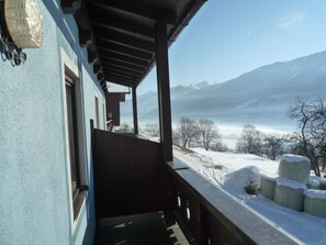 A balcony with a view of a snowy landscape and mountains. - Spacious Apartment in Mittersill near Ski Points (Mittersill)