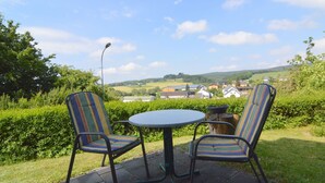 Balcony - Cozy Apartment With Private Garden in Hontheim (Sellerich)