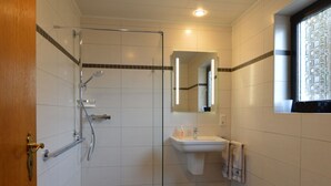 Bathroom - Cozy Apartment With Private Garden in Hontheim (Sellerich)