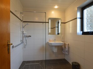 Apartment | Bathroom - Cozy Apartment With Private Garden in Hontheim (Sellerich)