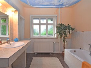 Apartment | Badezimmer | Badewanne
