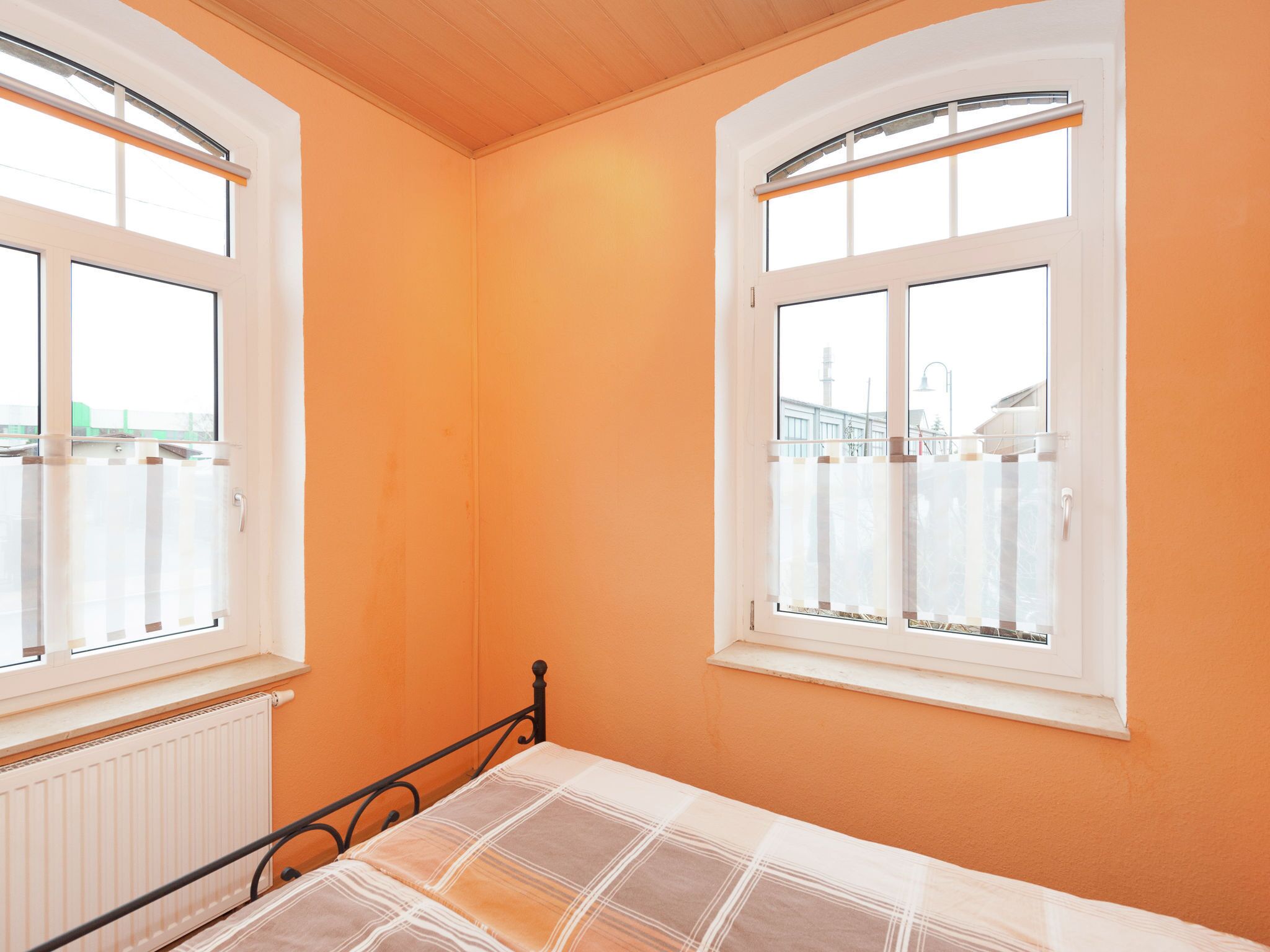 2 Schlafzimmer, Babybetten, individuell eingerichtet, Bettwäsche