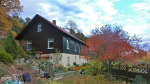 A two-story house with a garden and a pond. - Spacious Apartment in Blankenburg Harz near Ski Area (Blankenburg)