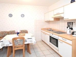 Apartment | Private kitchen - Spacious Apartment in Blankenburg Harz near Ski Area (Blankenburg)